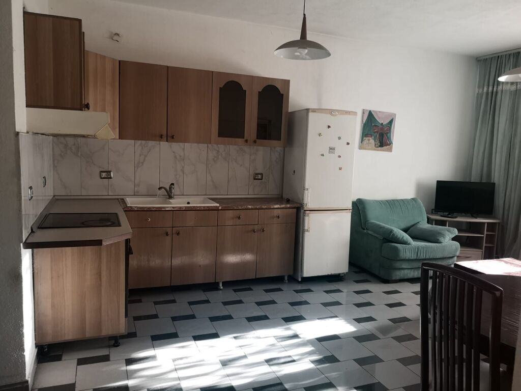 Appartamento 1+1 in affitto vicino al Merlo (35,000 leke)
