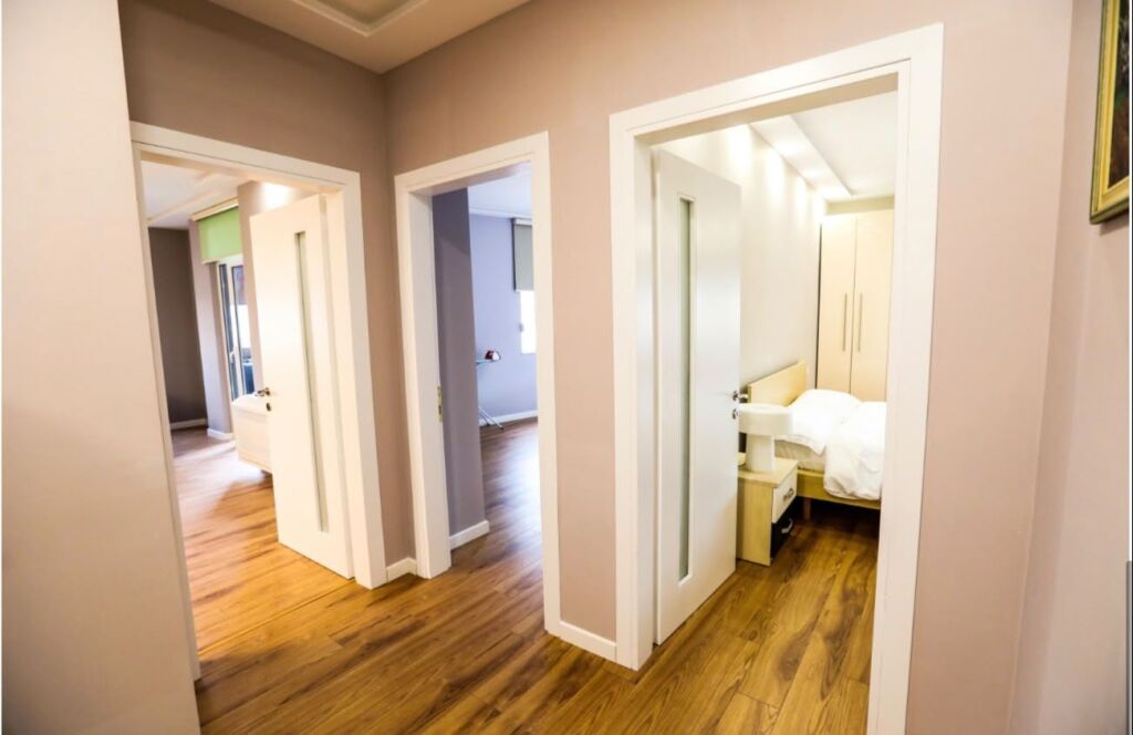 🏡 APARTAMENT MODERN 2+1+2 ME QIRA – QENDËR