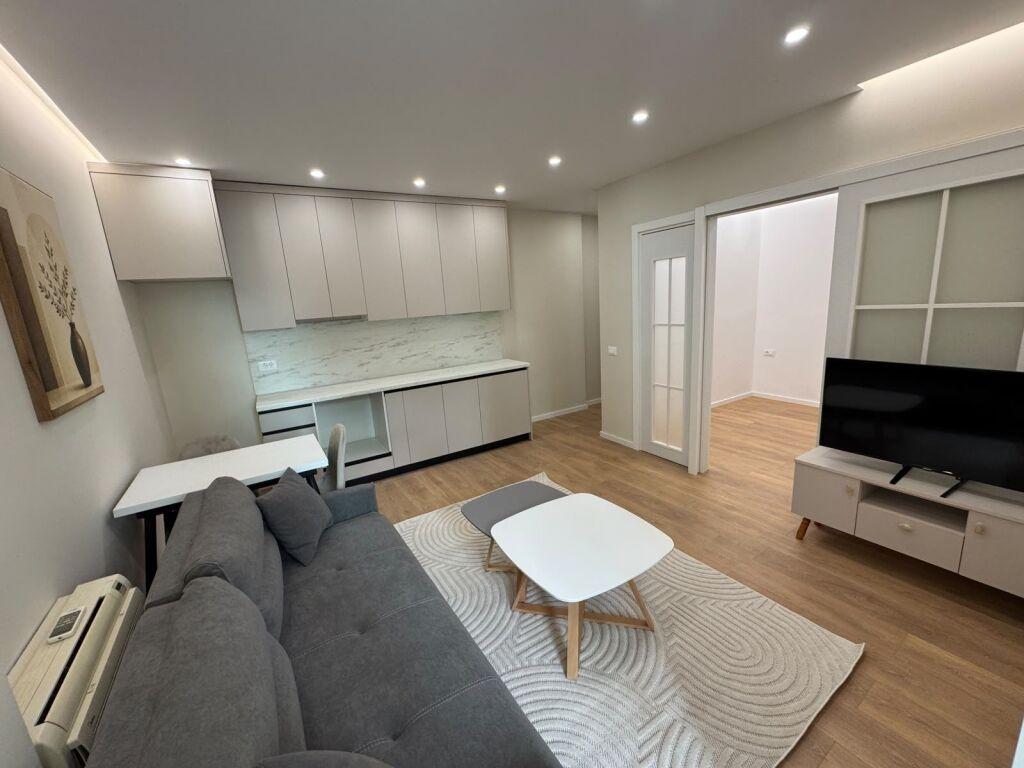 Shitet ,Apartament 1+1, Komuna e Parisit, Tirane