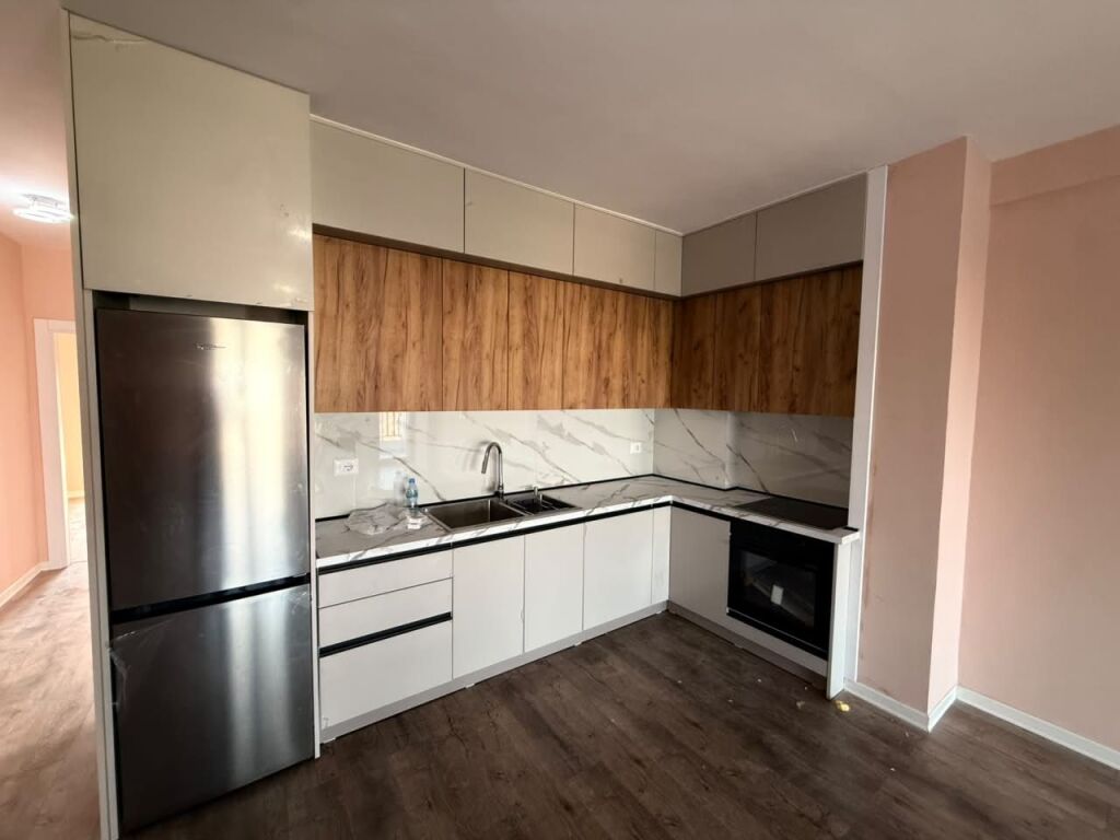 📣 AFFITTO Appartamento 2+1 Con 2 Bagni E Balcone 📍 Vicino al Nuovo Viale ✨  🏢 Nuova Costruzione 🪜 7° Piano (Con Ascensore) 🛋️ Parzialmente Arredato  💶 Prezzo 60.000 Leke/Mese
