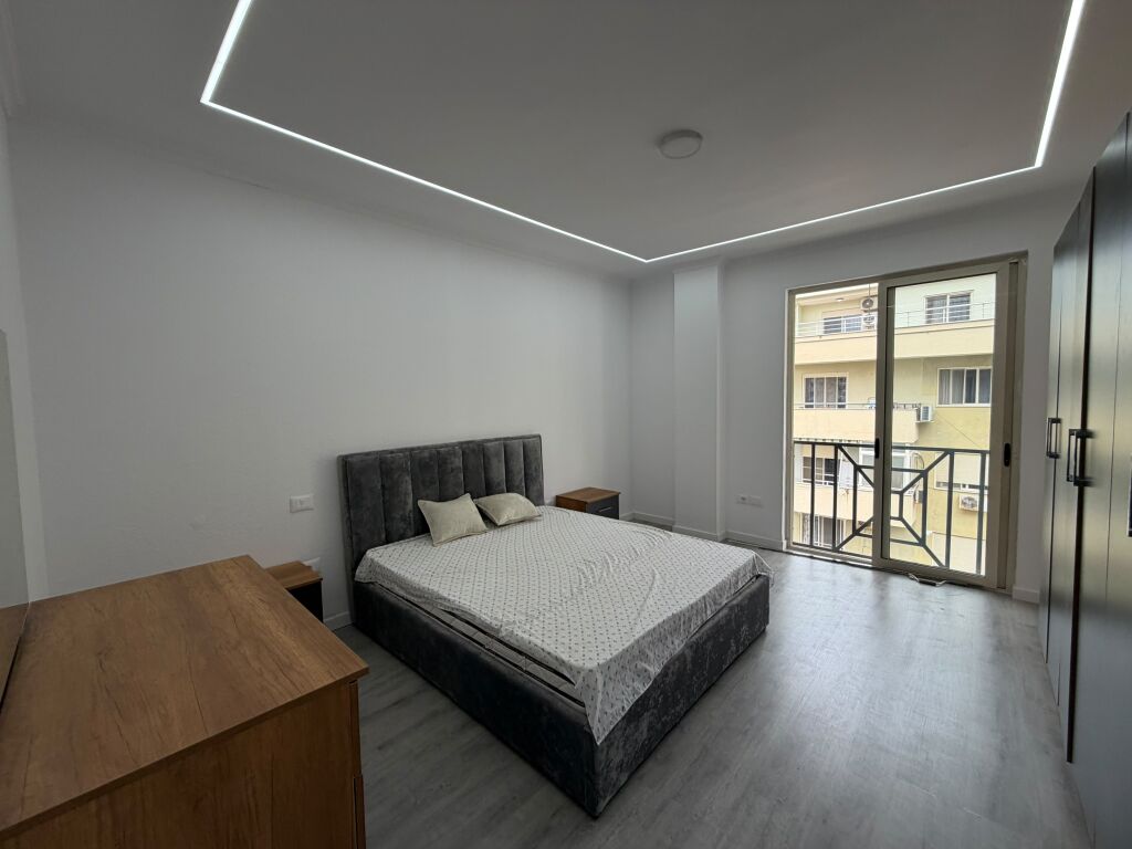 Shitet Apartament 2+1+2 ballkone ne Plazh Iliria
