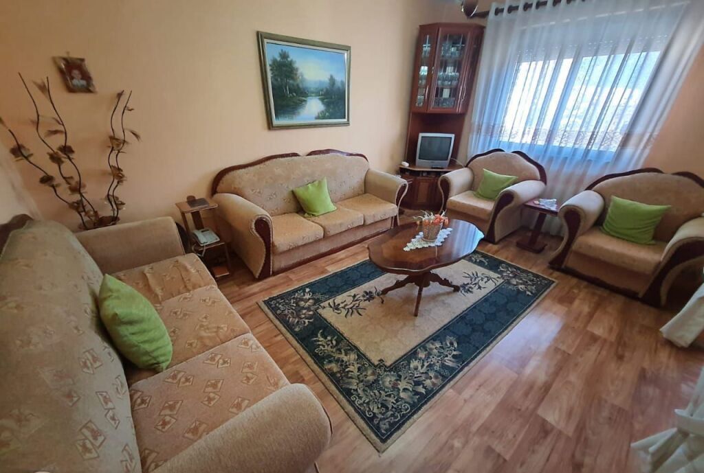 Shitet apartament 1+1 - Te Varri i Bamit, prane shkolles Hasan Prishtina,