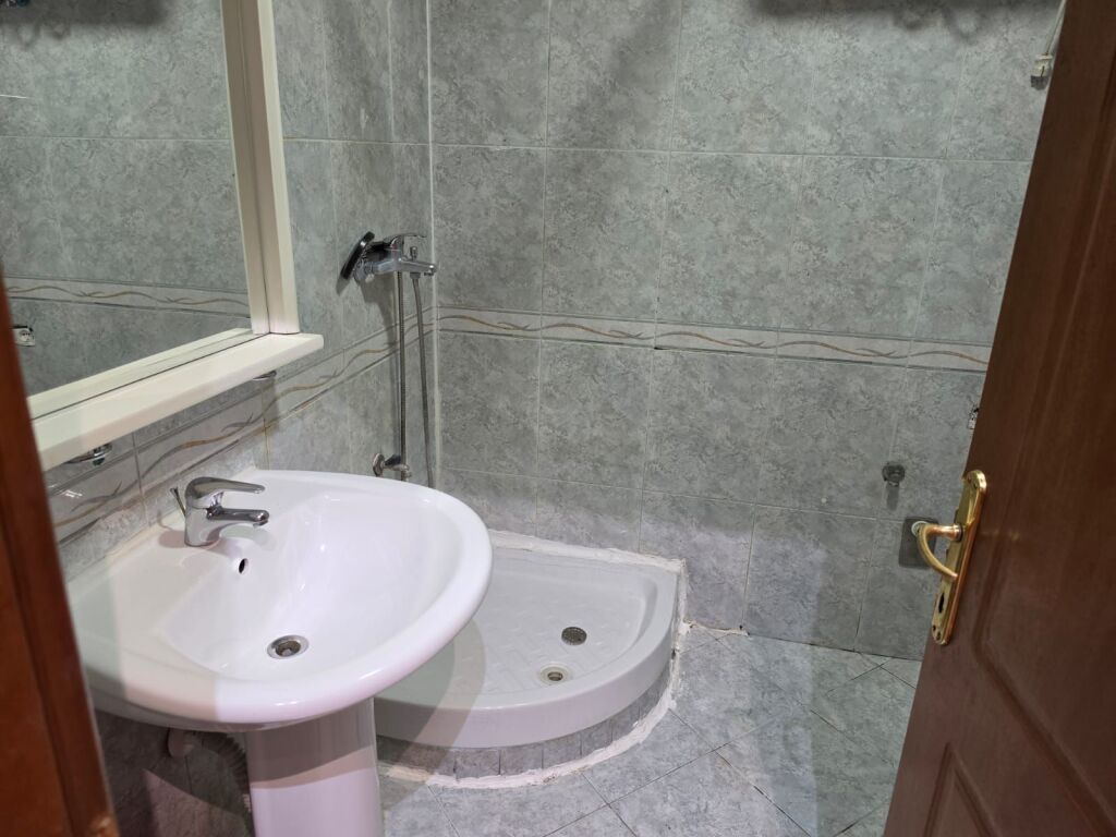 Shitet apartament  2+1 bosh kati 7 pallat i ri me 2 ashensor 85 m2.Adresa 21 dhjetori.Cmimi 235.000 euro