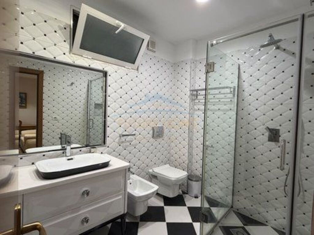 Shitet , Apartament 2+1+2 , Rruga Mine Peza , Tiranë.