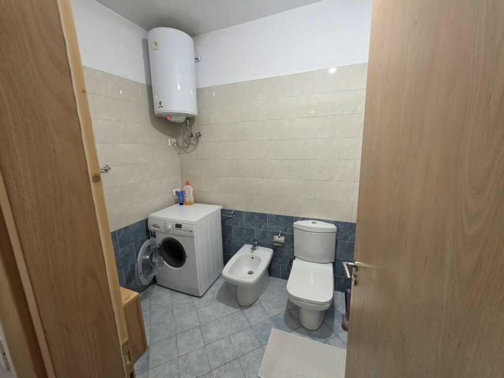 🏠 Affittasi appartamento 1+1  📍 Complesso Delijorgji, Via Kavajës, Tirana 🏢 3° piano, con ascensore