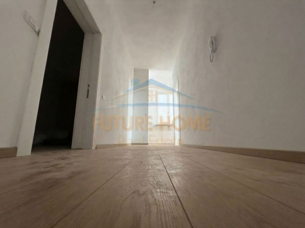 Shitet, Apartament 2+1+2, Porta e Re, Sauk.