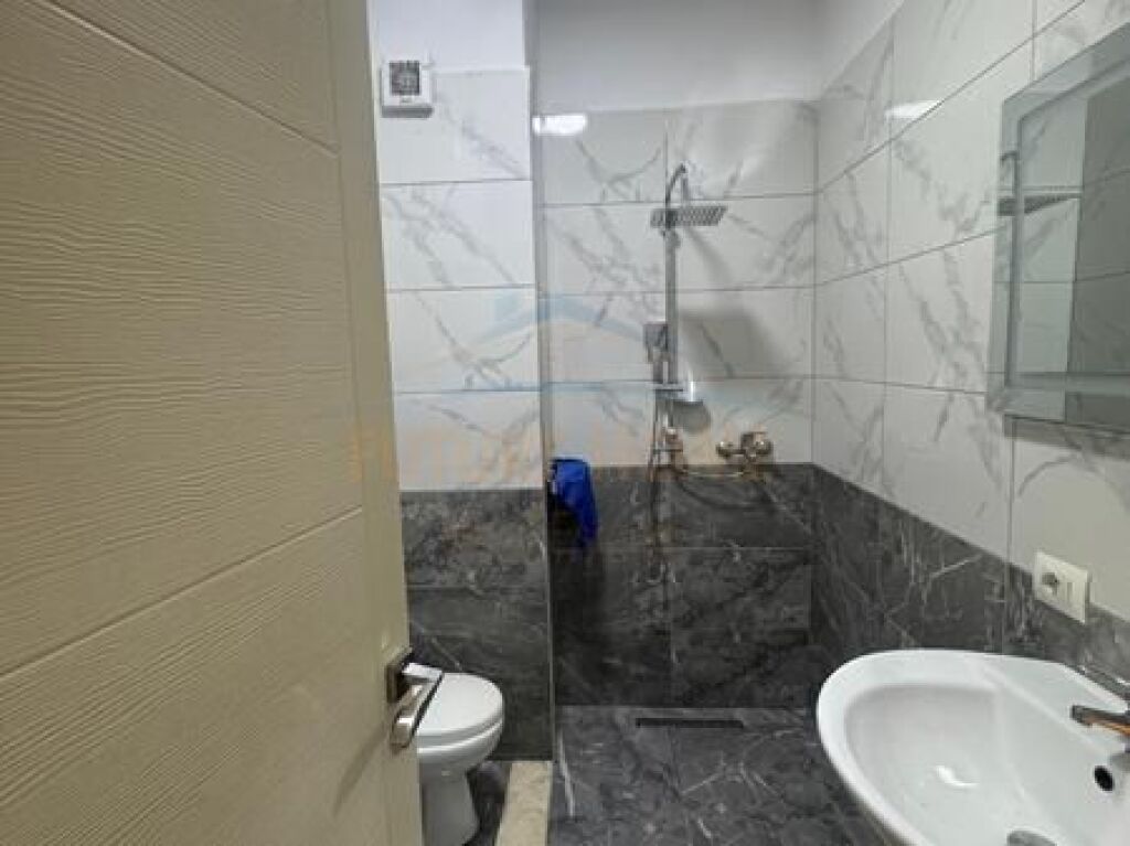Shitet, Apartament 1+1, Rruga 5 Maji, Tirane.