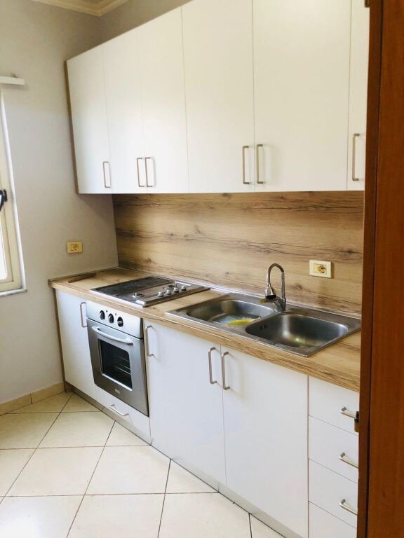 🏢Rruga Hoxha Tahsim,prane Sallon Frida  jepet me qera apartament  2+1+2,i mobiluar.60,000Leke    
