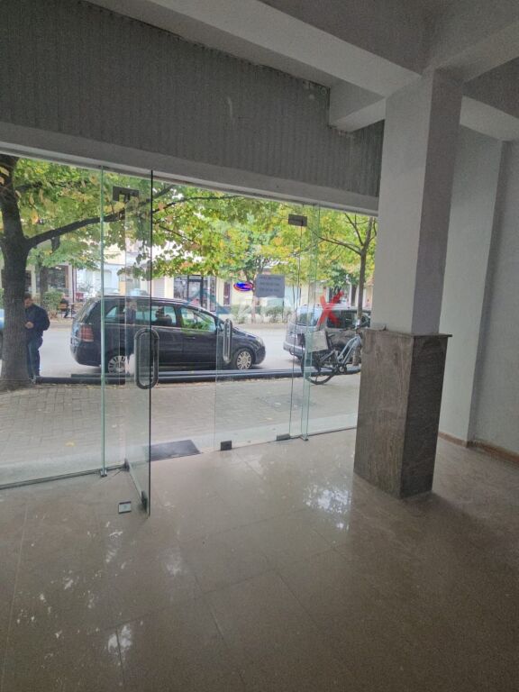 🏢 JEPET ME QIRA AMBIENT BIZNESI – RR. MUJO ULQINAKU, DURRËS
