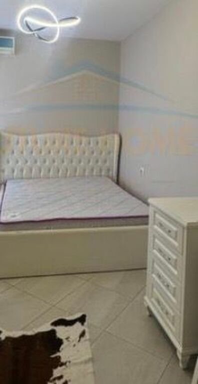 Shitet, Apartament 1+1, Rruga 5 Maji, Tirane.