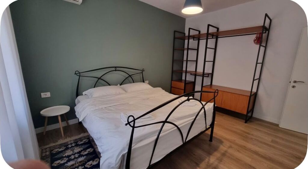 Jepet apartament 1+1 me qira tek Rruga e Kavajes , prane Xhamise Dine Hoxha , 21 Dhjetori , Qender , Sheshi Skenderbej .
