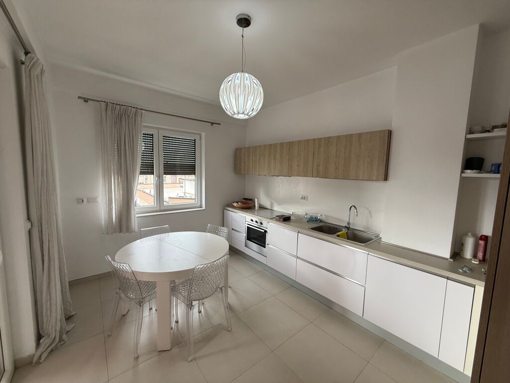 📣 AFFITTO Appartamento 3+1+2 📍 Via “Bogdaneve”, Vicino al Centro, Tirana ✨