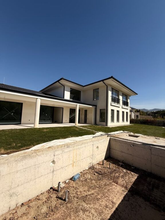 🏡 SHITET VILË EKSKLUZIVE | PRANË ROLLING HILLS – LUNDËR