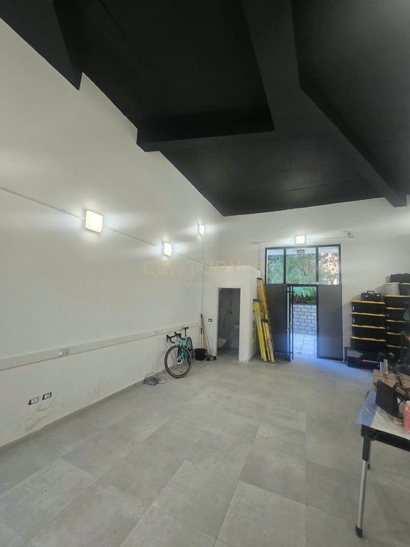 Ufficio + magazzino in affitto - Via Naim Frashëri, vicino a Via Kavajës