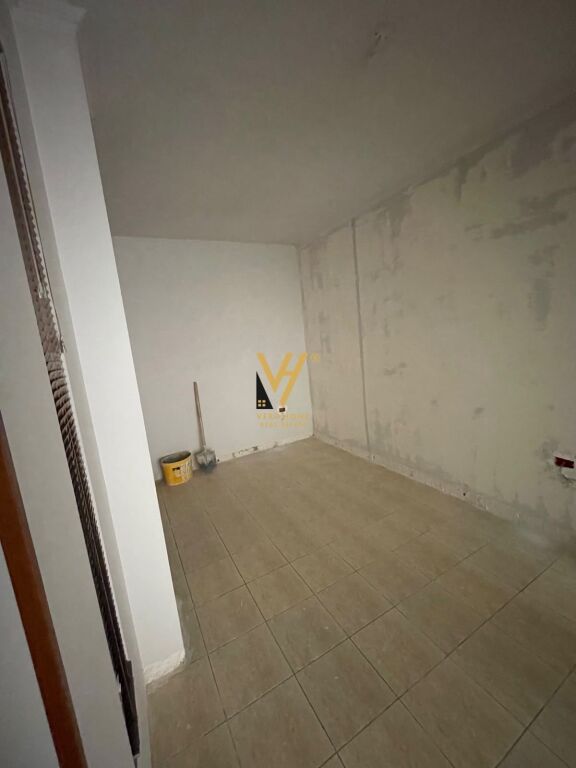 UFFICIO 122 M2 IN AFFITTO A BLLOKU 230.000 LEKE
