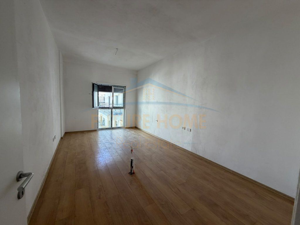 Qira, Apartament 2+1+2, Porta e Re, Sauk.