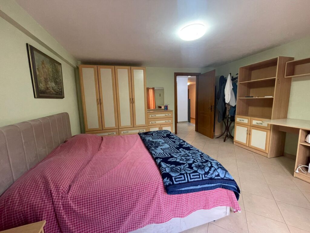 🏢Pak minuta larg Shkolles se Kuqe,jepet me qera apartament 2+1+2,i mobiluar.60,000Leke    