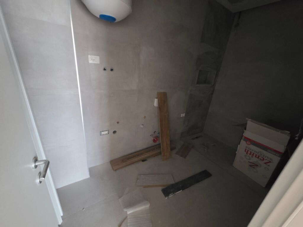 Shitet apartament 1+1 78 m2 kati 9 pallati 2026 po futen njerzit brenda tani, me 2 ashensor dhe me ballkon.Adresa rruga Qemal Stafa siper shkolles kuqe.Cmimi 165.000 euro.