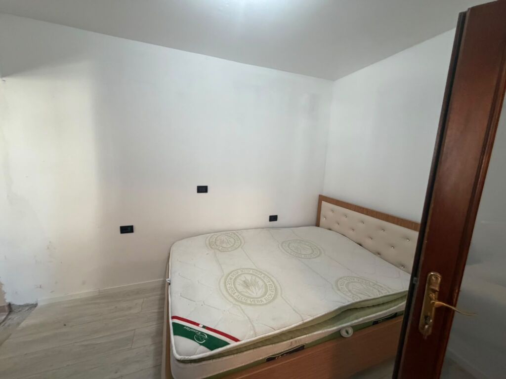 Jepet 1+1te Vasil Shanto mobiluar kat 3 pa ashensor  650 eu