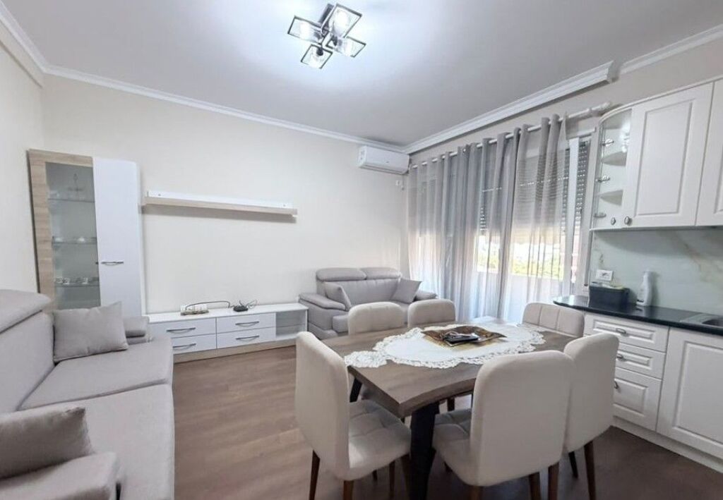 Apartament 2+1 Me Qira në Komunën e Parisit, Tiranë !