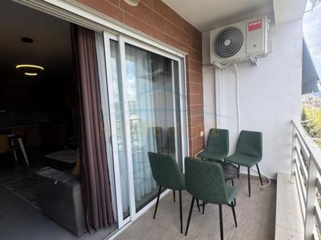 Shitet, Apartament 1+1, Rruga 5 Maji, Tirane.