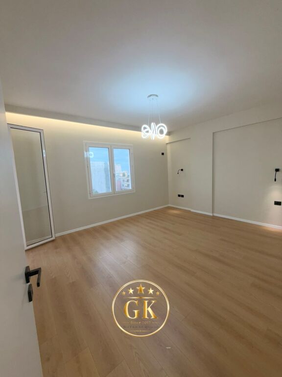 SHITET APARTAMENT 2+1 I SAPO RESTAURUAR URA DAJLANIT PLAZH DURRES