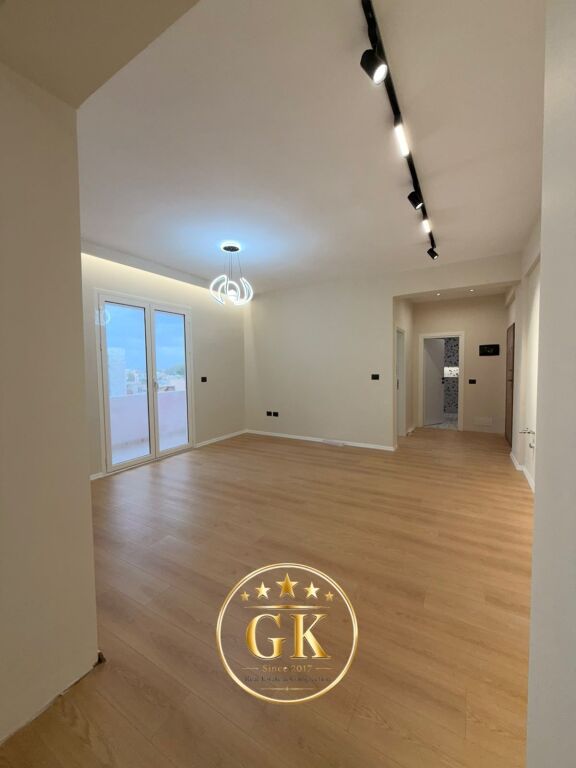 SHITET APARTAMENT 2+1 I SAPO RESTAURUAR URA DAJLANIT PLAZH DURRES