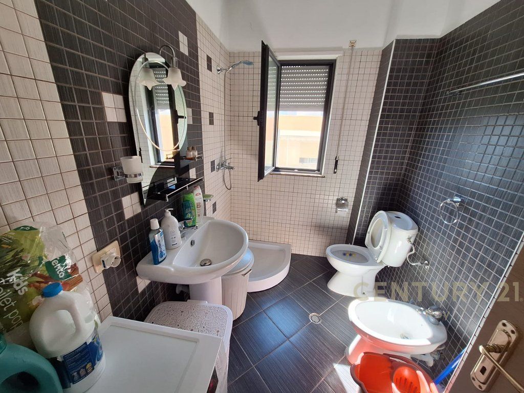 Jepet Apartament 1+1 me Qera ne Shkemb te Kavajes ,Vija e Pare me Detin!!..