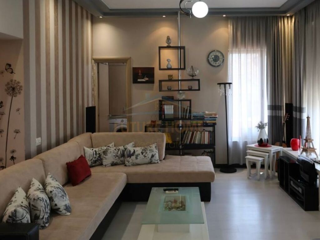 Qira,Apartament 2+1+3+Post Parkimi,midis ish Fushës së Aviacionit dhe Inxhinierisë, Tiranë.