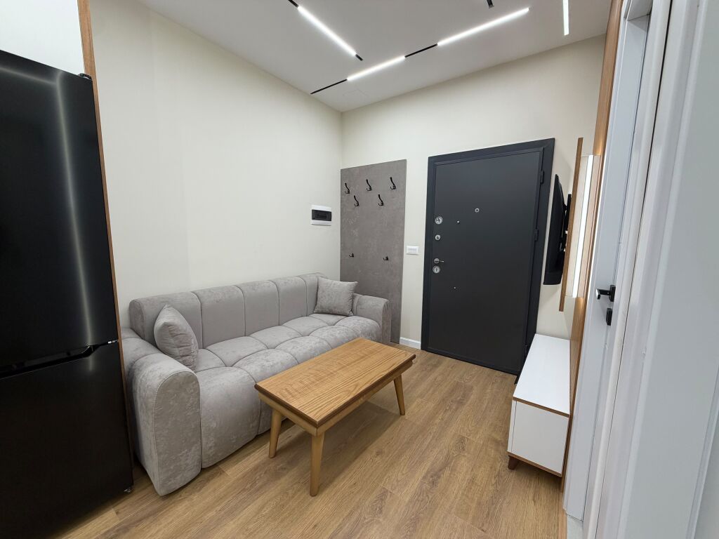 🏡 Jepet me qira super apartament 1+1  📍 21 Dhjetori, Rr. Frederik Shiroka, sipër Joena Market 🏢 Kati 2, pallat i ri 🛋️ Mobilim modern | I pabanuar më parë 💶 500 €/muaj — i padiskutueshëm