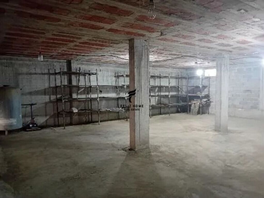 MAGAZINE ME QERA 120 M2 INSTITUT 30.000 LEKE FH-96591