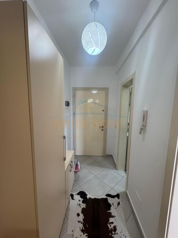 Shitet, Apartament 1+1, Rruga 5 Maji, Tirane.