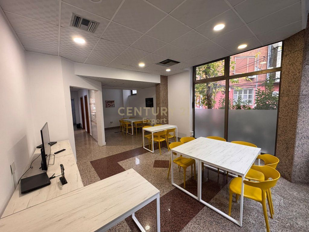 Locale commerciale al piano terra in affitto a Wilson Square!!!