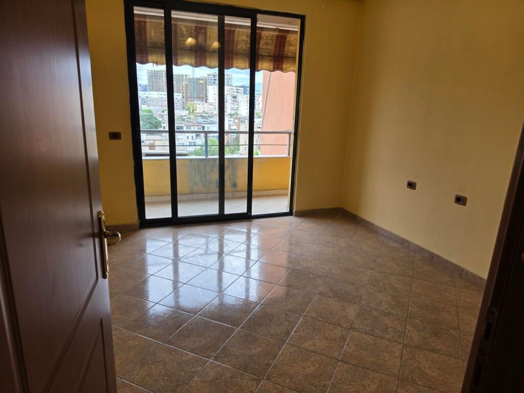 Shitet apartament  2+1 bosh kati 7 pallat i ri me 2 ashensor 85 m2.Adresa 21 dhjetori.Cmimi 235.000 euro