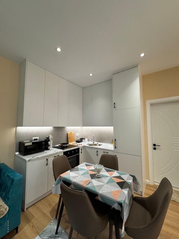 Apartament modern me dy dhoma gjumi për qira Lungomare Vlora
