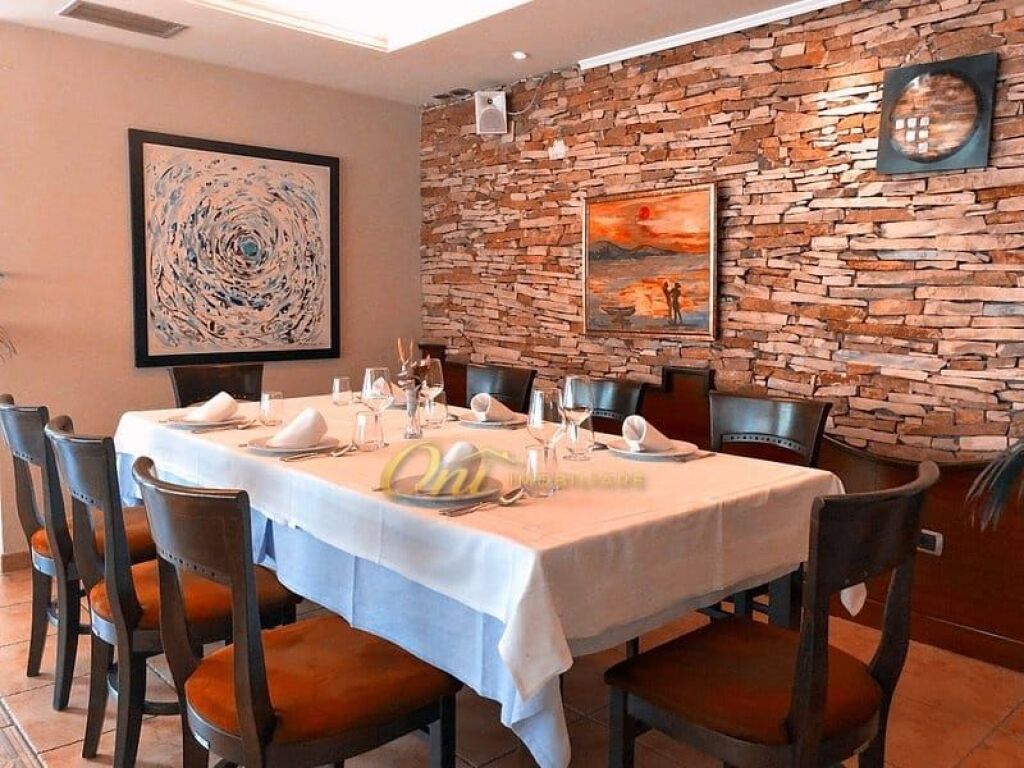 BRRYLI JEPET RESTORANT PER QERA 400M2