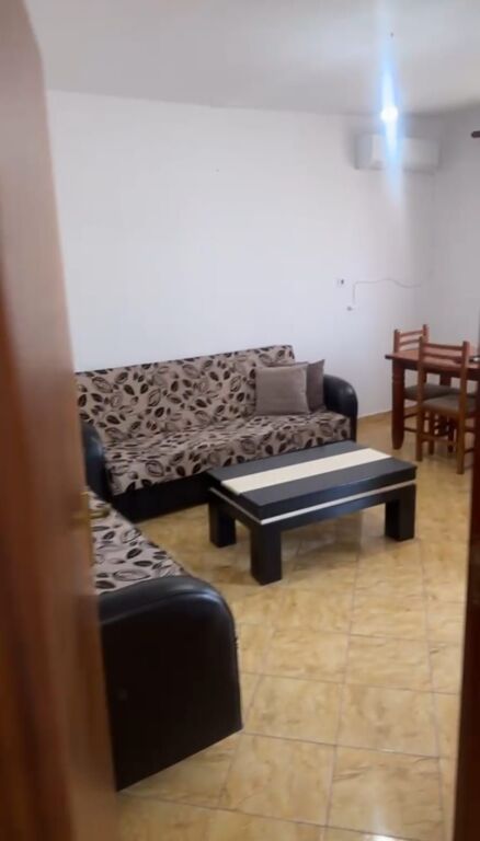 🏠 Jepet me qira apartament 1+1  📍 Vendndodhja: Rruga e Dibrës, përballë Komisariatit Nr. 4💰 Çmimi: 400 mijë lek/muaj