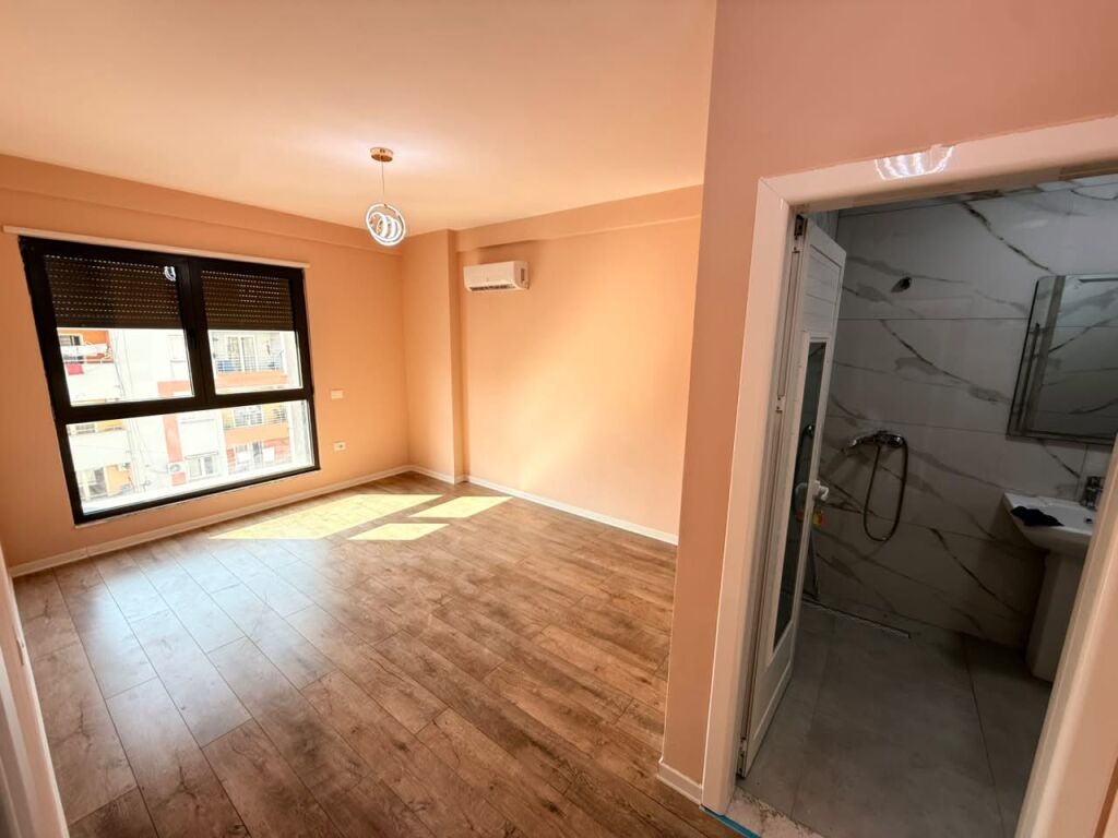 📣 AFFITTO Appartamento 2+1 Con 2 Bagni E Balcone 📍 Vicino al Nuovo Viale ✨  🏢 Nuova Costruzione 🪜 7° Piano (Con Ascensore) 🛋️ Parzialmente Arredato  💶 Prezzo 60.000 Leke/Mese