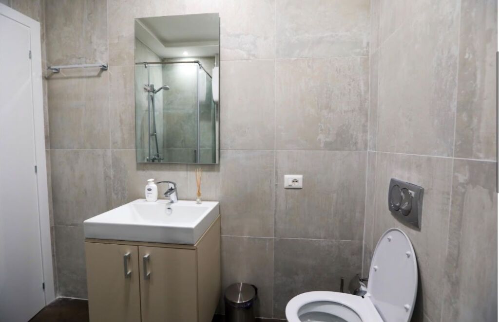 🏡 APARTAMENT MODERN 2+1+2 ME QIRA – QENDËR