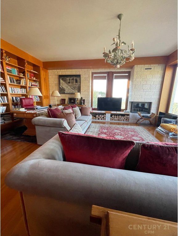 Jepet me Qira Vile 3-kateshe me pishine dhe super pamje, Petrelë, Tiranë - 3500€ | 421 m²