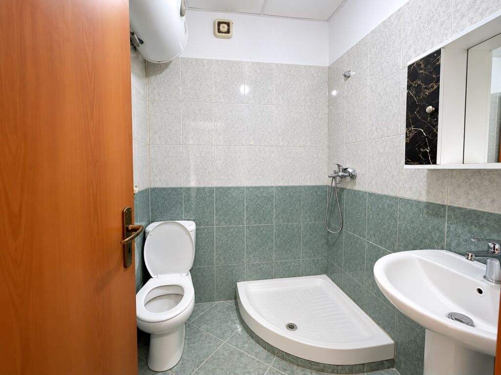 AMBIENT 2+1 PËR ZYRA ME QIRA – RRUGA E KAVAJËS