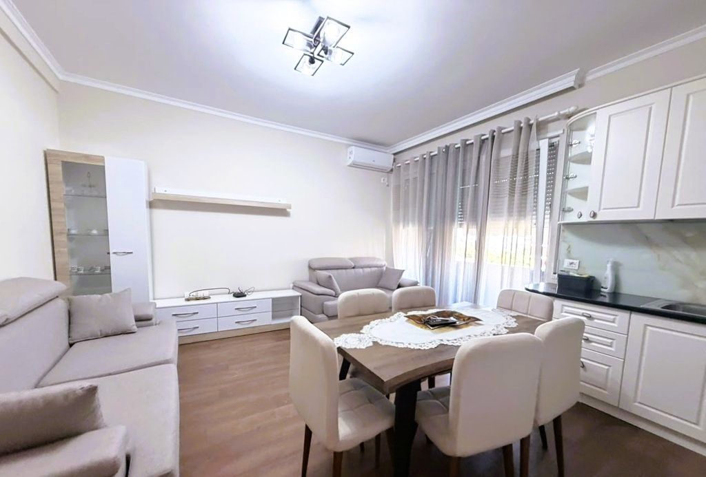 Apartament 2+1 Me Qira në Komunën e Parisit, Tiranë !