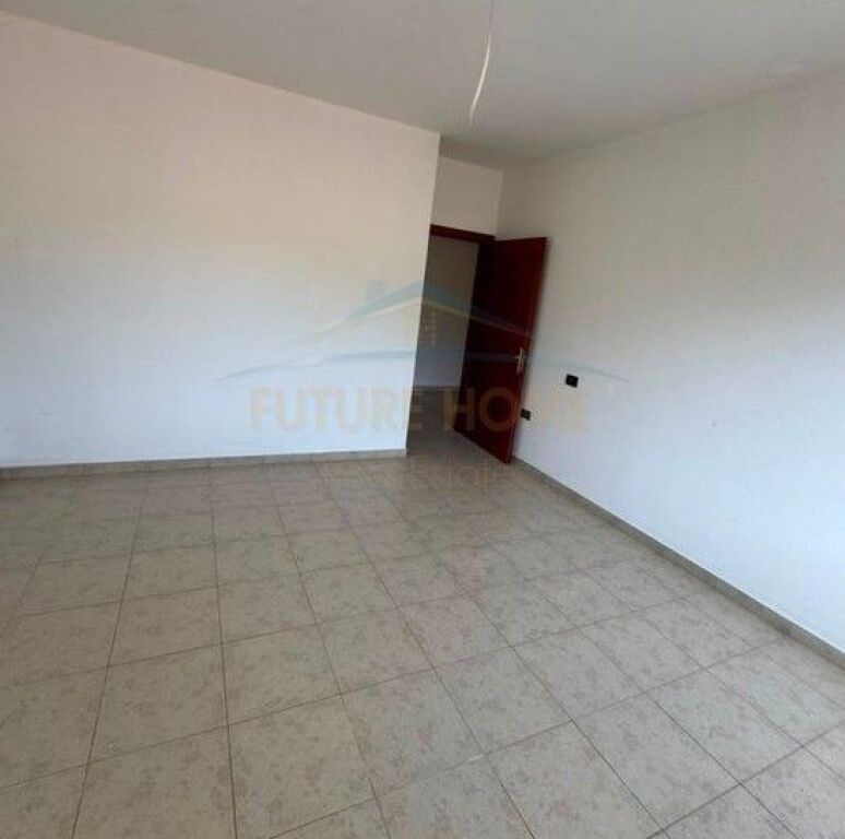Shitet, Apartament 2+1, Rruga Thesarit, Fresk, Tiranë
