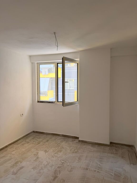 Shitet apartament 1+1+post ne Shkoze