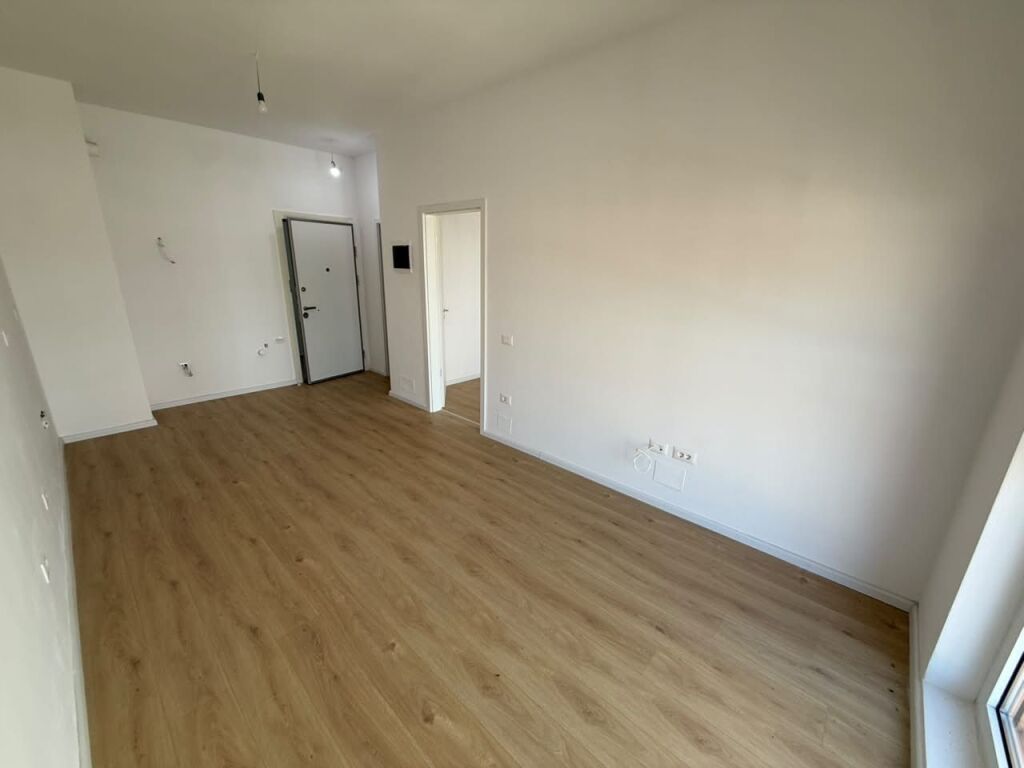 🏡 APPARTAMENTO 1+1 IN AFFITTO  📍 Indirizzo: Ali Demi, Complesso Kadiu💰 Prezzo: 300 mila lek/mese