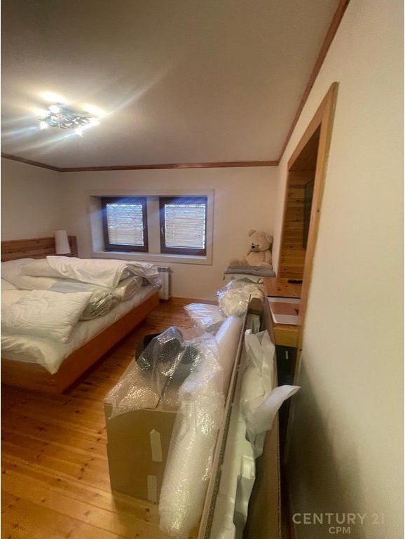 Jepet me Qira Vile 3-kateshe me pishine dhe super pamje, Petrelë, Tiranë - 3500€ | 421 m²