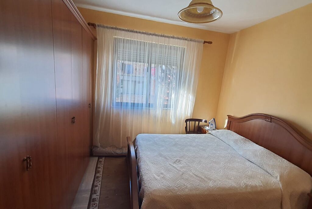 Shitet apartament 1+1 - Te Varri i Bamit, prane shkolles Hasan Prishtina,