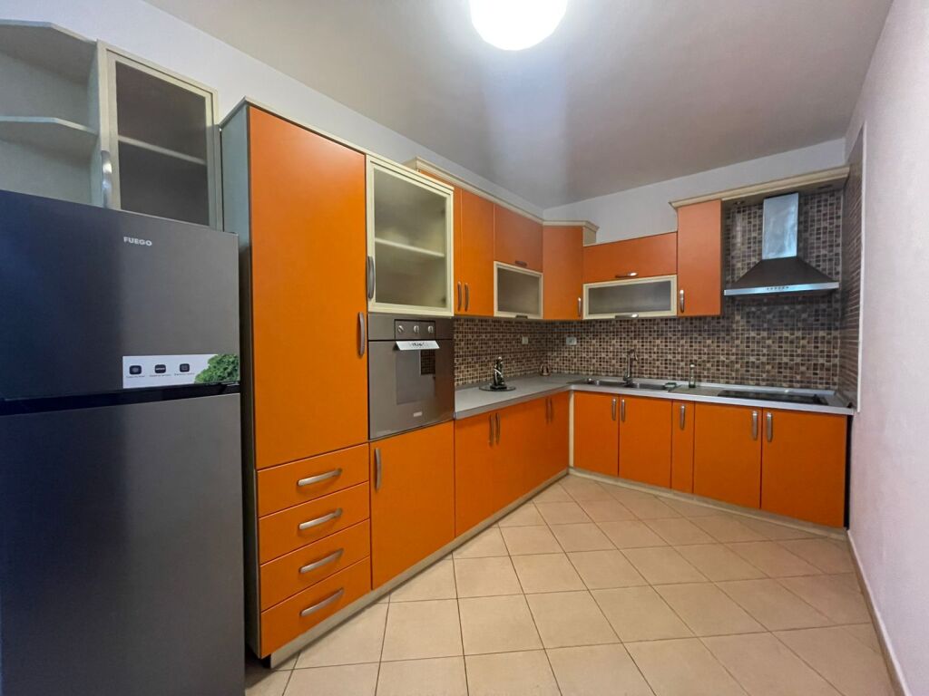 🏢Pak minuta larg Shkolles se Kuqe,jepet me qera apartament 2+1+2,i mobiluar.60,000Leke    