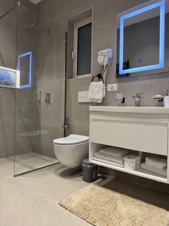 Apartament modern me dy dhoma gjumi për qira Lungomare Vlora