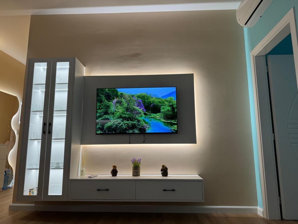 Apartament modern me dy dhoma gjumi për qira Lungomare Vlora